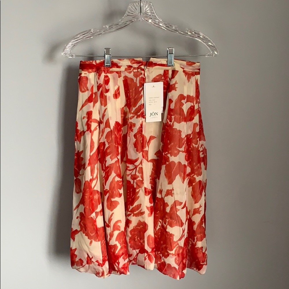 JÔN White and Red Women’s Flower Designed Skirt